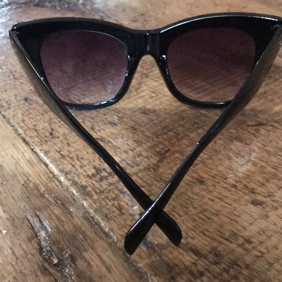 New! Black Oversized Sunglass - Picture 6 of 9